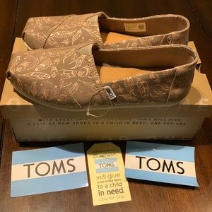 Toms Classic Desert Taupe Foil Feathers. Women’s size 7.5, New in original box.